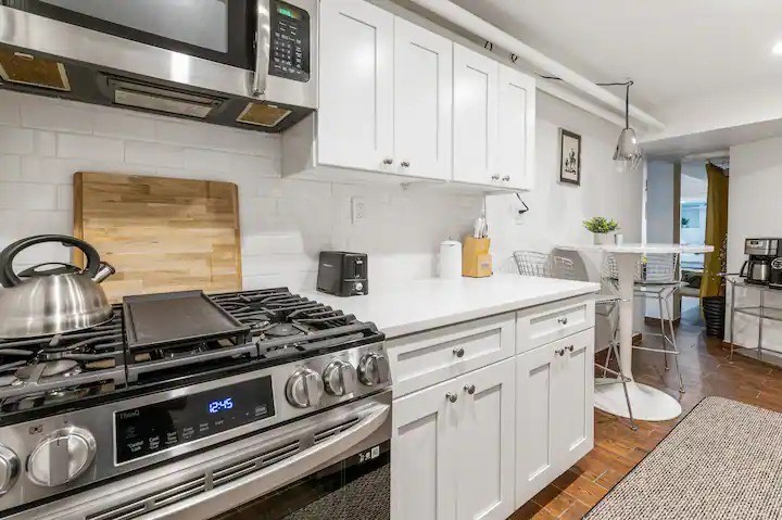 Stylish Mid-Century 2-Bedroom Apartment in Brooklyn, NY - Perfect for Exploring NYC - Photo 5