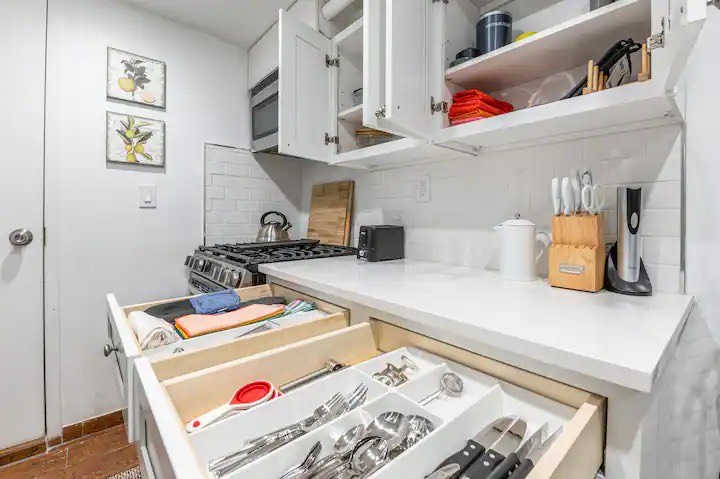 Stylish Mid-Century 2-Bedroom Apartment in Brooklyn, NY - Perfect for Exploring NYC - Photo 8