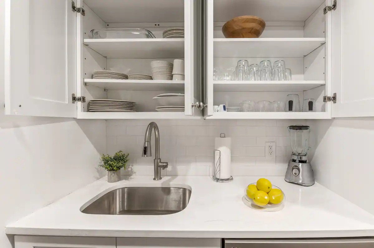 Stylish Mid-Century 2-Bedroom Apartment in Brooklyn, NY - Perfect for Exploring NYC - Photo 7