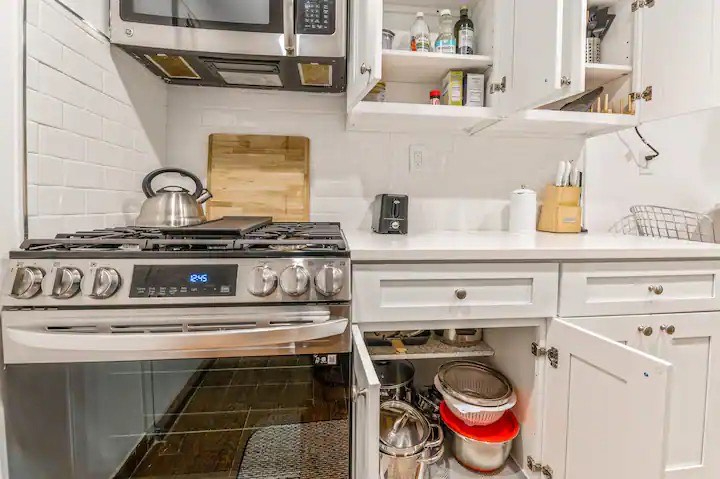 Stylish Mid-Century 2-Bedroom Apartment in Brooklyn, NY - Perfect for Exploring NYC - Photo 6