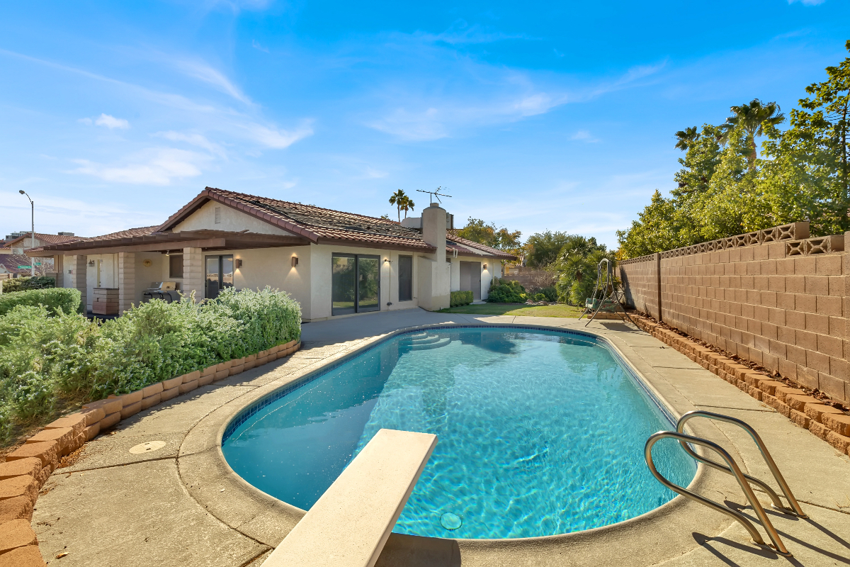Vegas oasis cenral prime location availability furnished finder