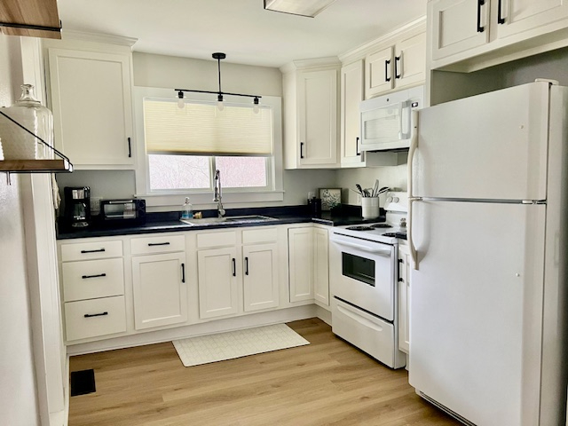 Fully furnished 2 bedroom with separate office. All utilities, internet and lawncare included. - Photo 3
