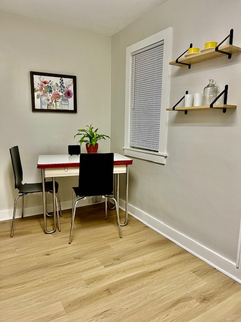 Fully furnished 2 bedroom with separate office. All utilities, internet and lawncare included. - Photo 4