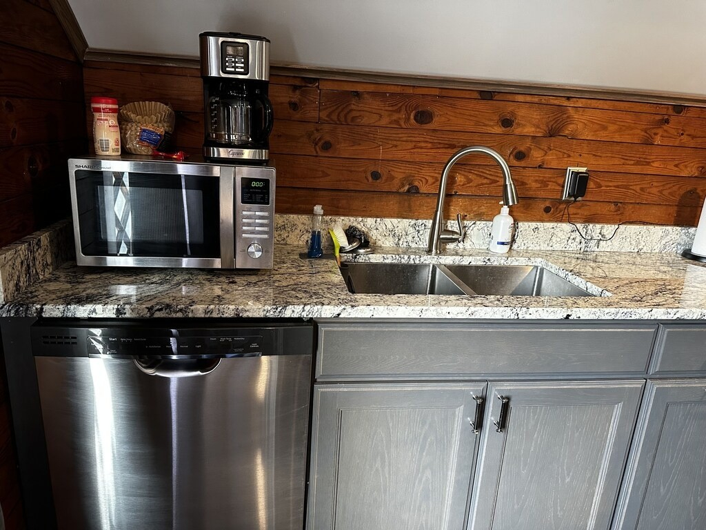 1589 Lee Street E - Hip & Historic Loft - near state capitol, minutes from CAMC, WVU St. Francis - Photo 6