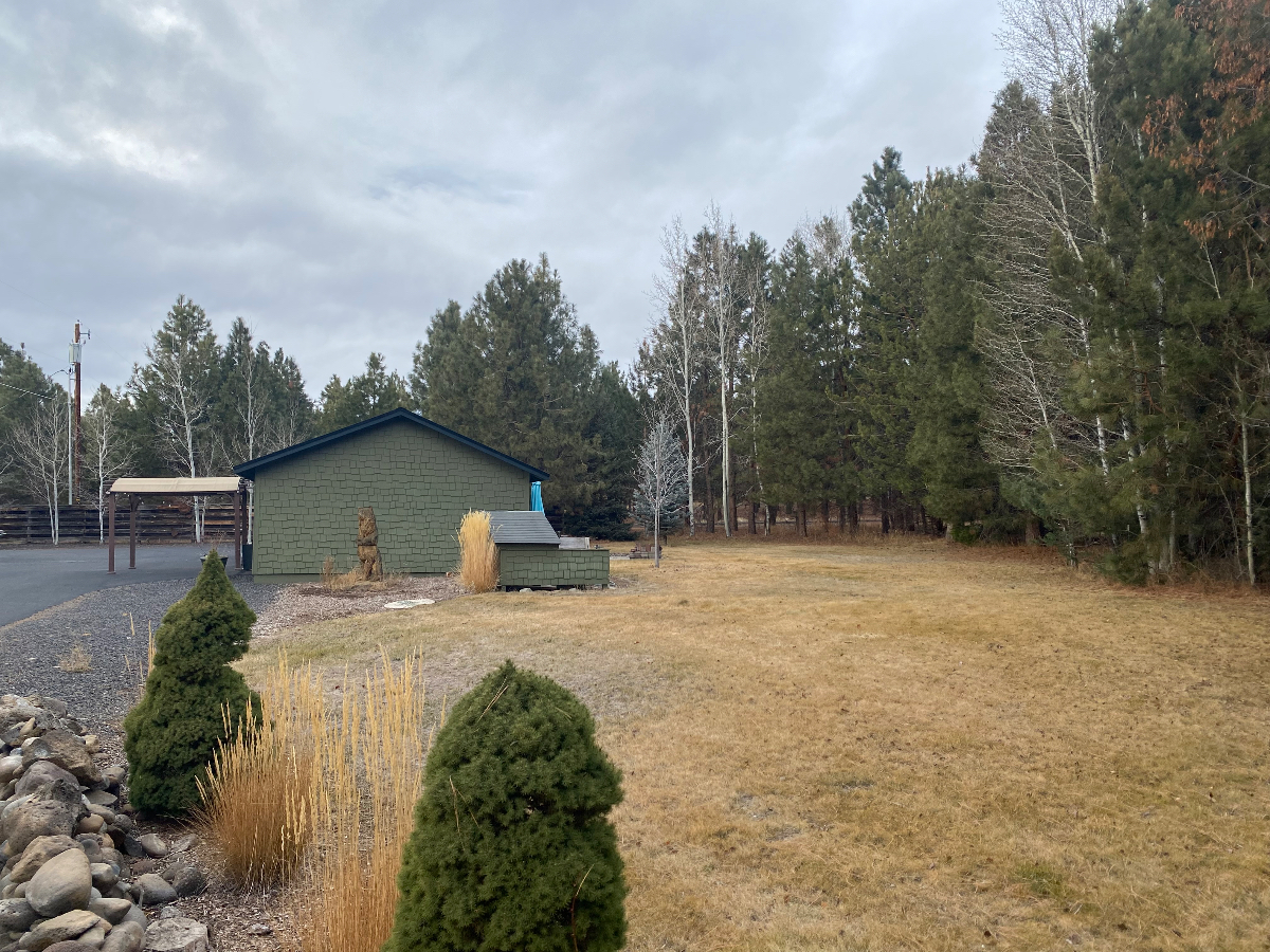 Quiet and scenic 2bd 2ba in natural setting with backyard, patio, and close to outdoor activities - Photo 3