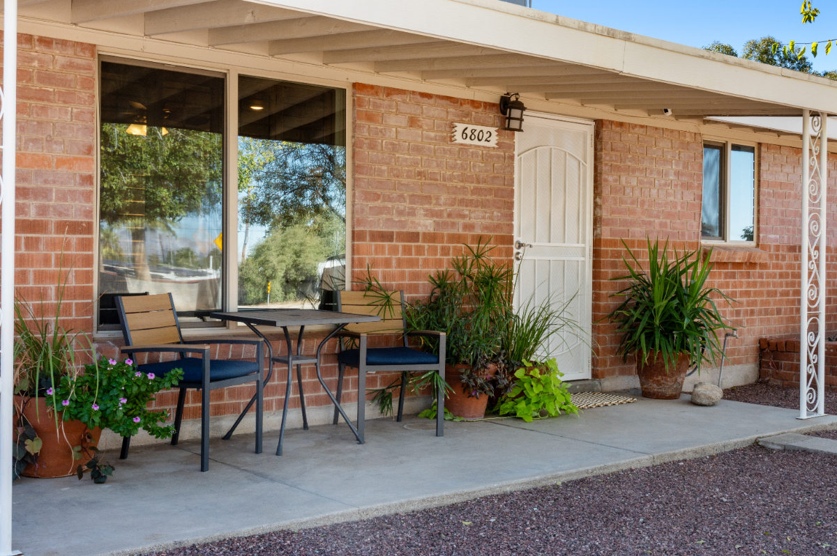 Experience Modern Comfort and Convenience in our Midtown House - Photo 2
