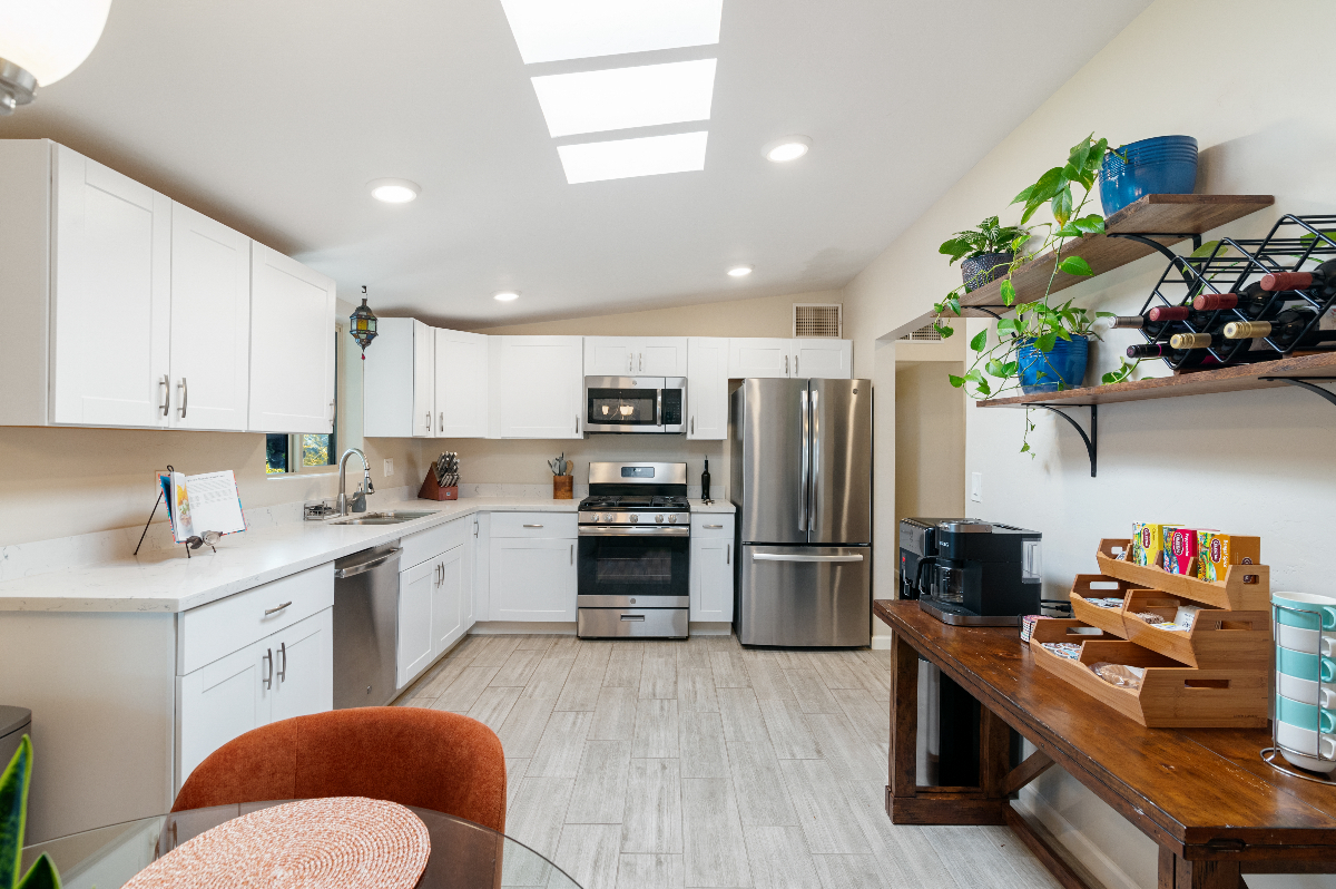 Experience Modern Comfort and Convenience in our Midtown House - Photo 7