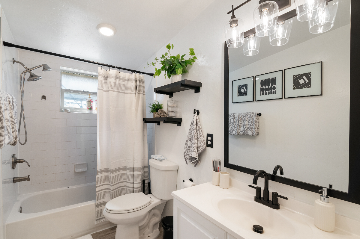 Experience Modern Comfort and Convenience in our Midtown House - Photo 10