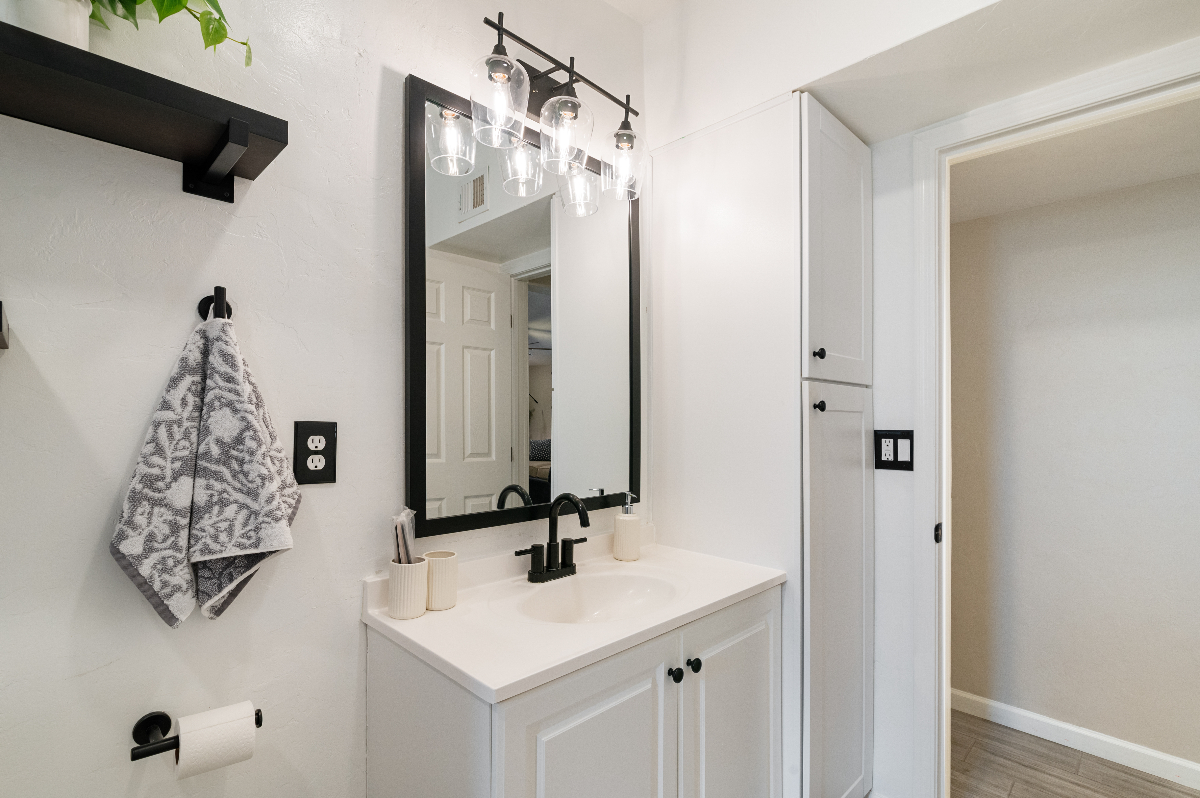 Experience Modern Comfort and Convenience in our Midtown House - Photo 11