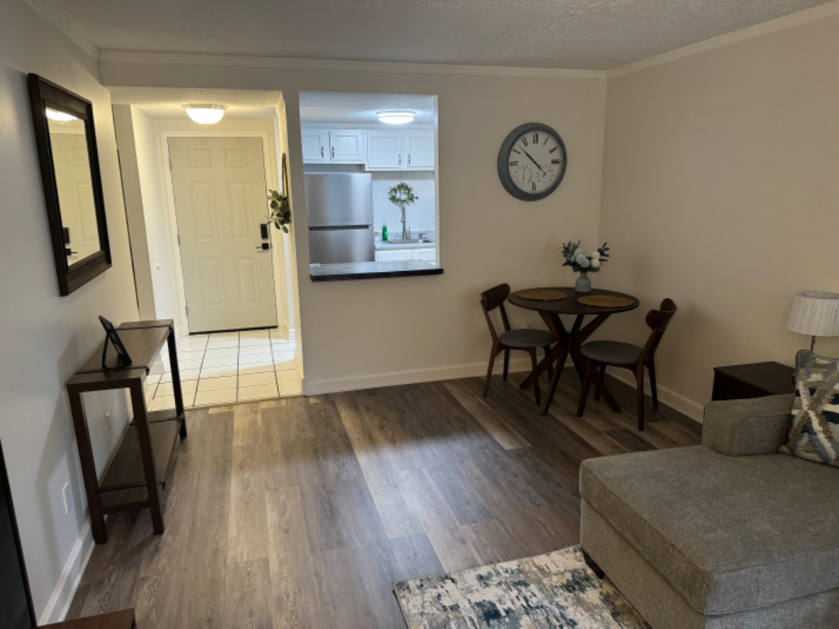 Freshly renovated and fully furnished condo ready for the traveling professional - Photo 2