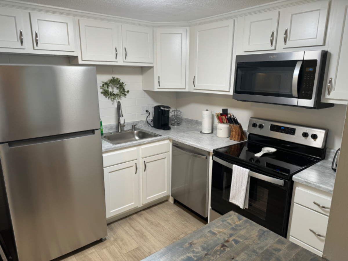 Freshly renovated and fully furnished condo ready for the traveling professional - Photo 5