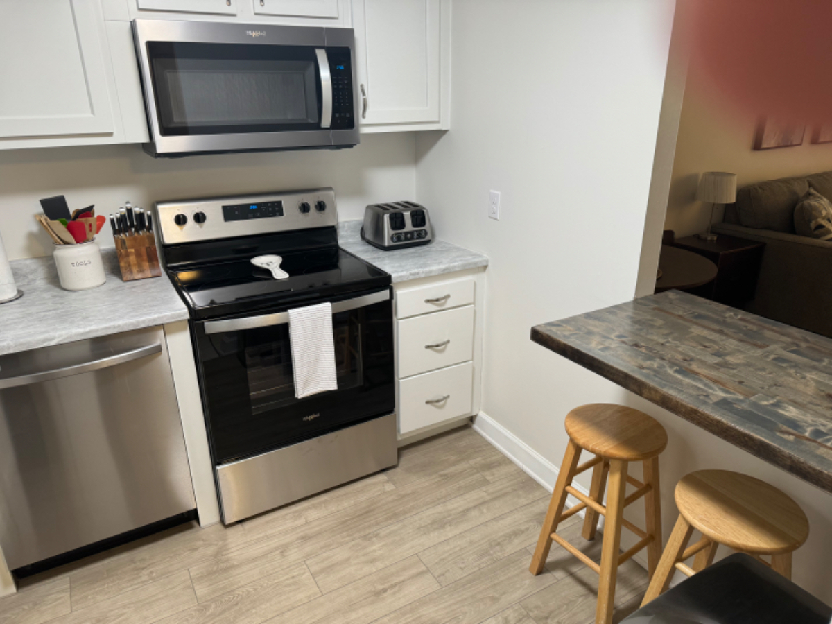 Freshly renovated and fully furnished condo ready for the traveling professional - Photo 8