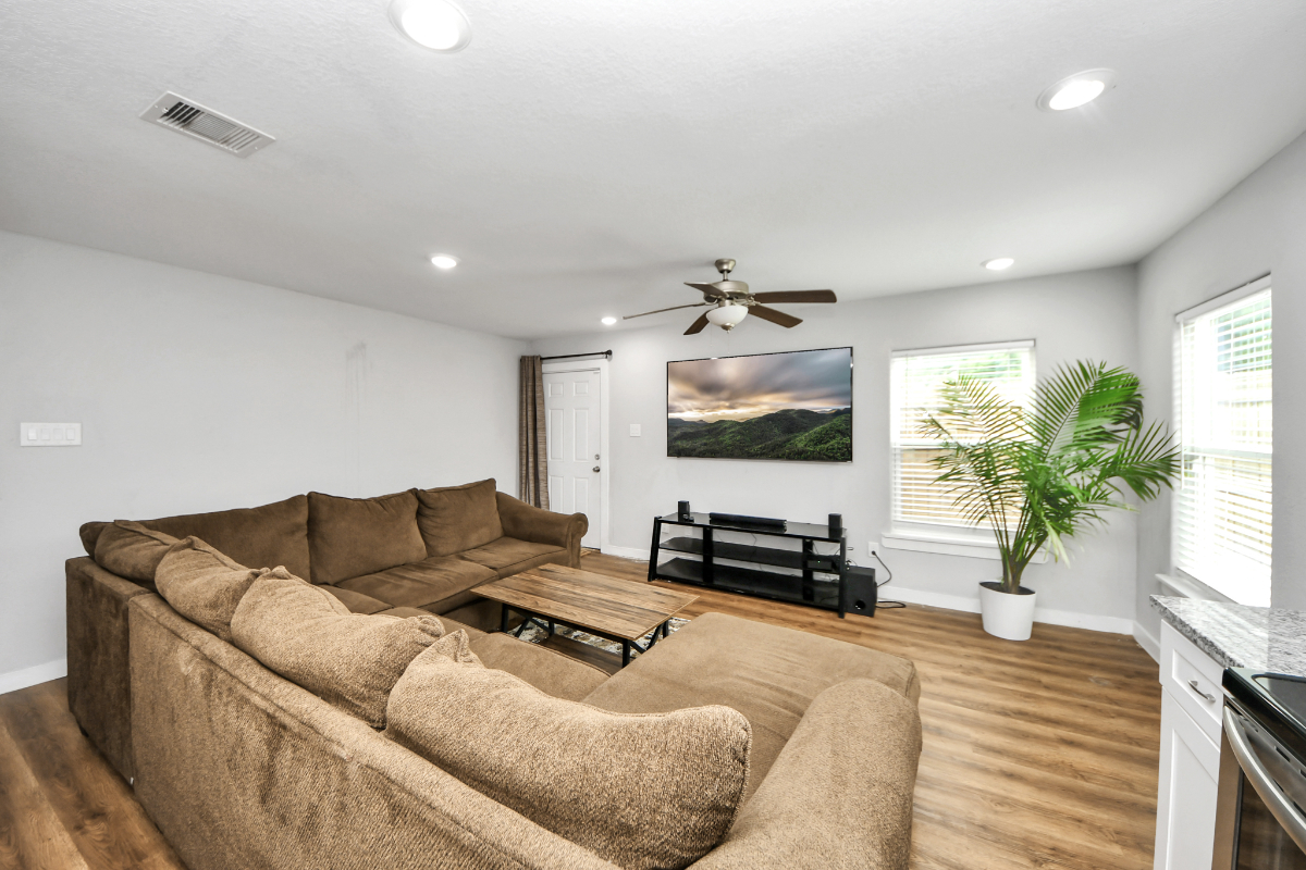 Spacious Mid-Term Rental House in the Heart of Houston - Photo 3