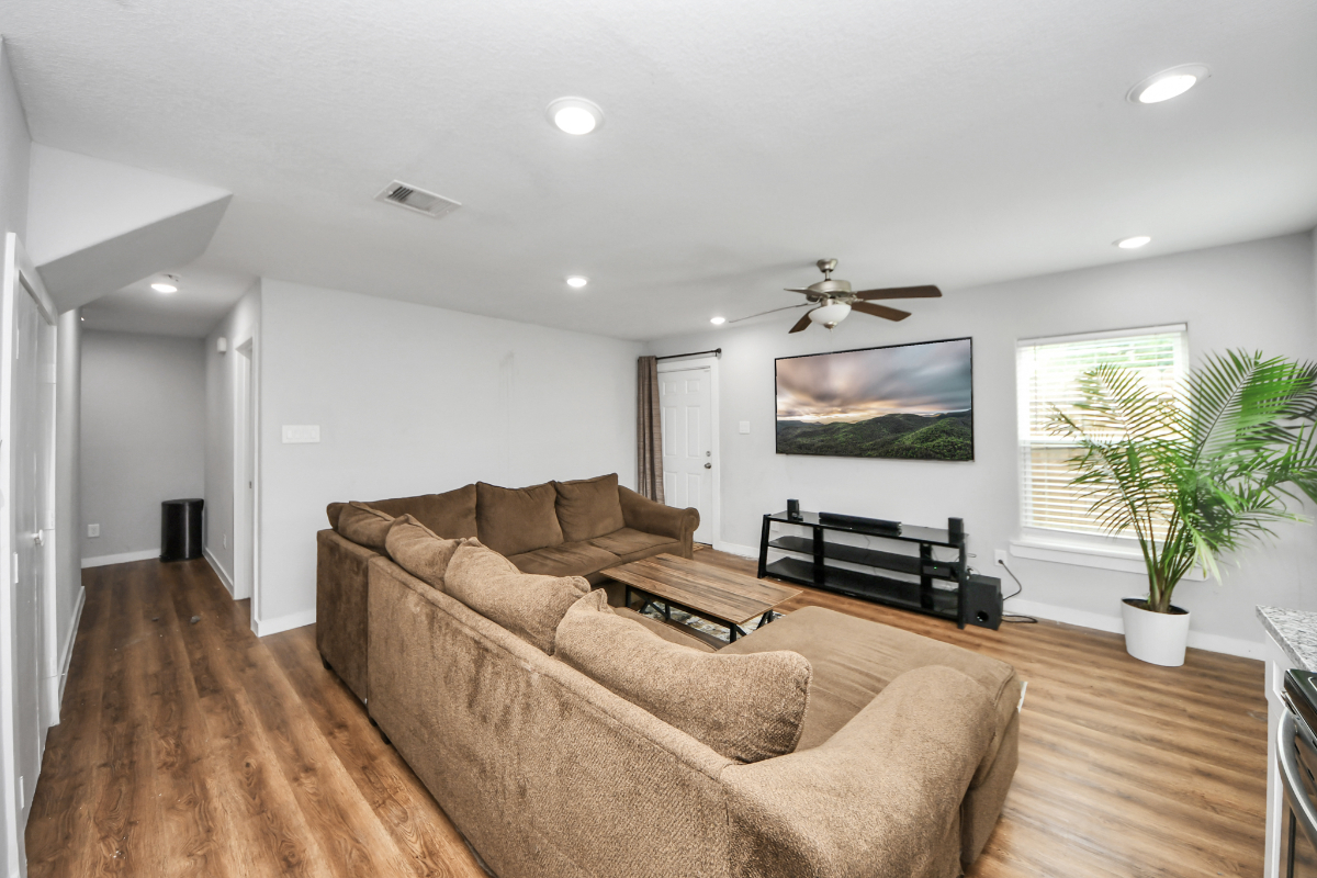 Spacious Mid-Term Rental House in the Heart of Houston - Photo 9