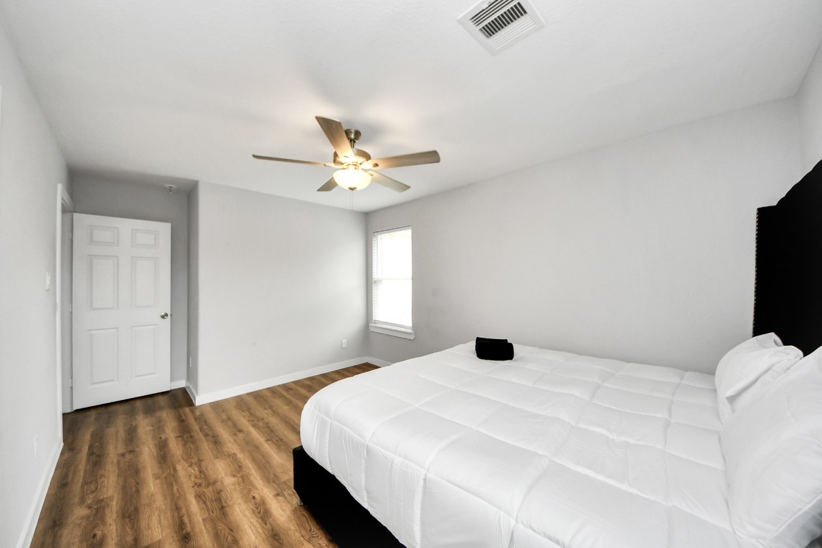 Spacious Mid-Term Rental House in the Heart of Houston - Photo 12