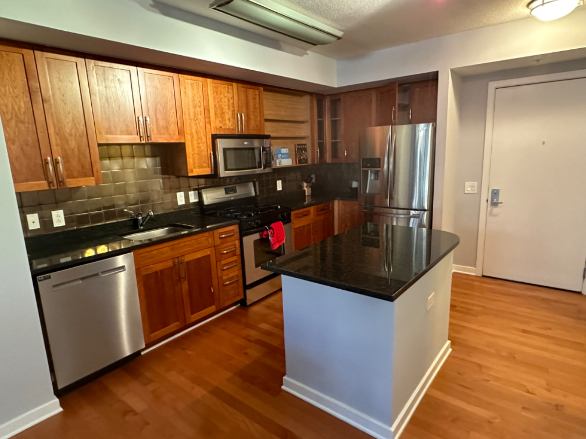 Stunning furnished 1BR with outdoor space - Photo 2