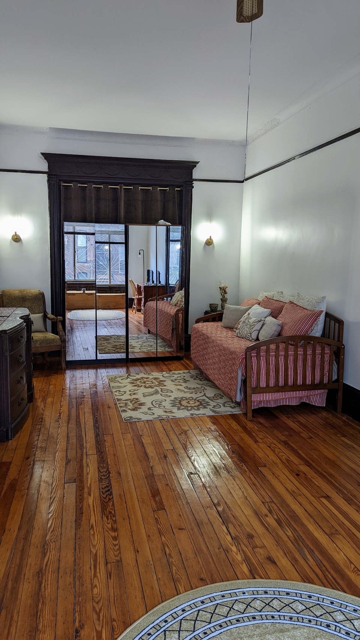 Large quiet furnished room located on Landmark tree line block. - Photo 2
