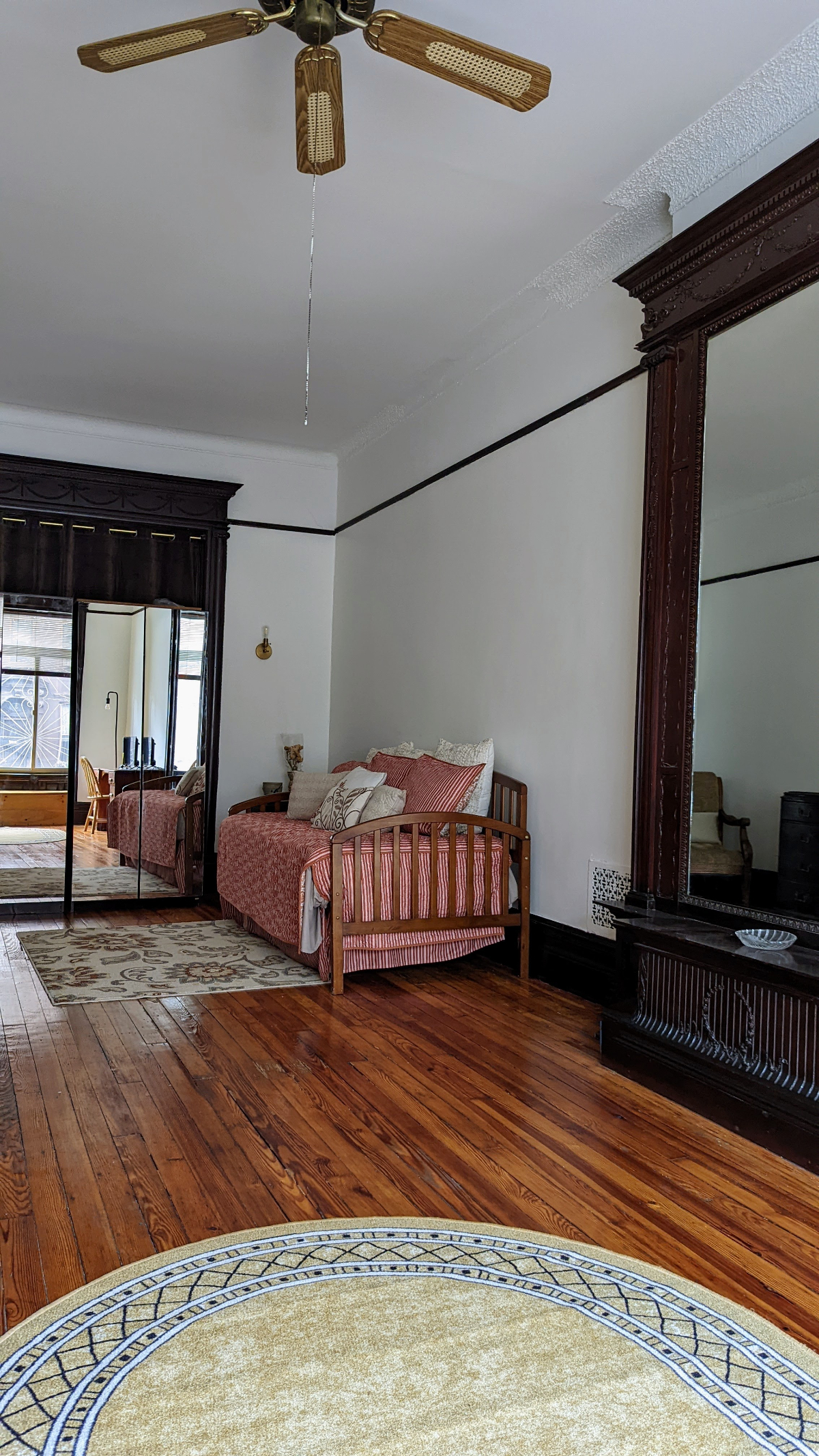 Large quiet furnished room located on Landmark tree line block. - Photo 5