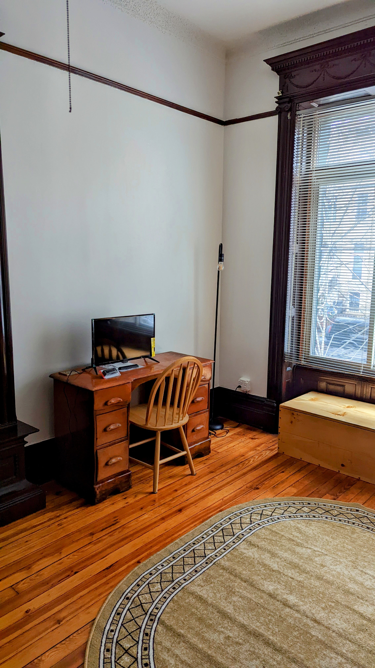 Large quiet furnished room located on Landmark tree line block. - Photo 9