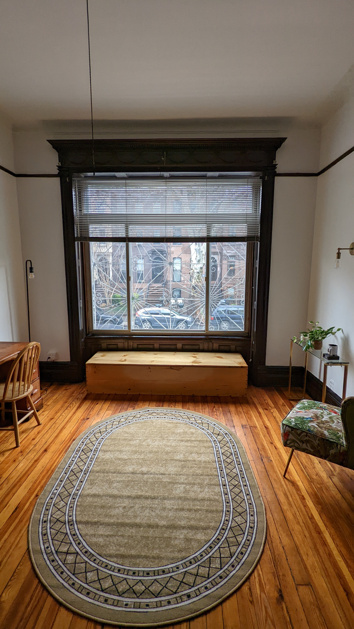 Large quiet furnished room located on Landmark tree line block. - Photo 6