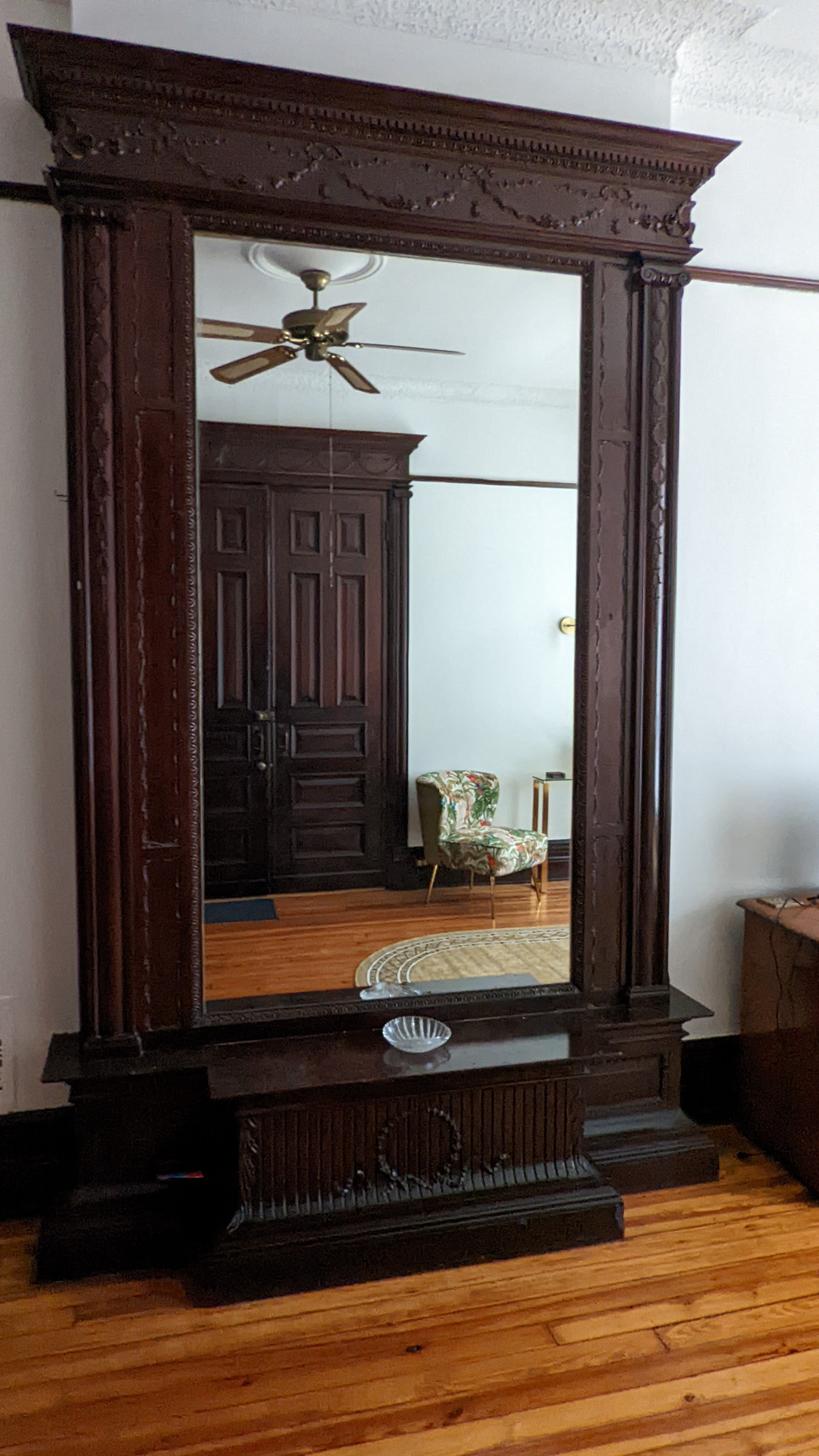 Large quiet furnished room located on Landmark tree line block. - Photo 10