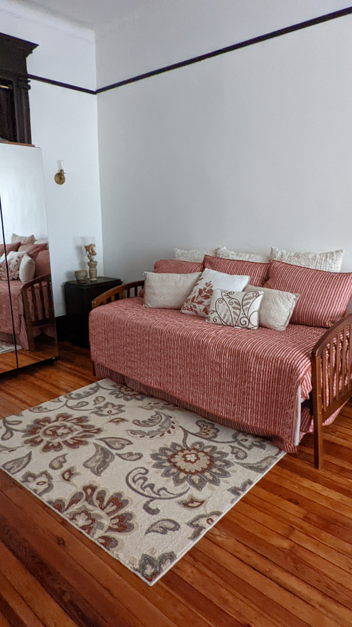 Large quiet furnished room located on Landmark tree line block. - Photo 4