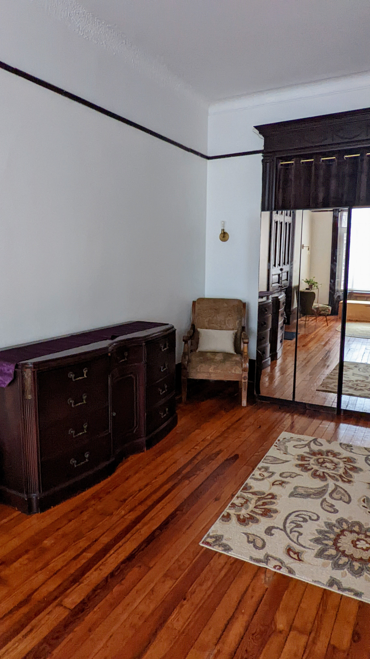 Large quiet furnished room located on Landmark tree line block. - Photo 11