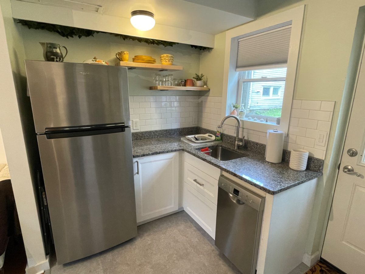 1 BR Loft Apt in Downtown Kingston - Photo 4