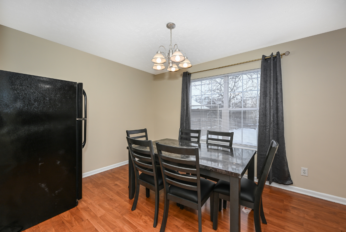 Charming 3 Bedroom with 2.5 Bathroom - Photo 2