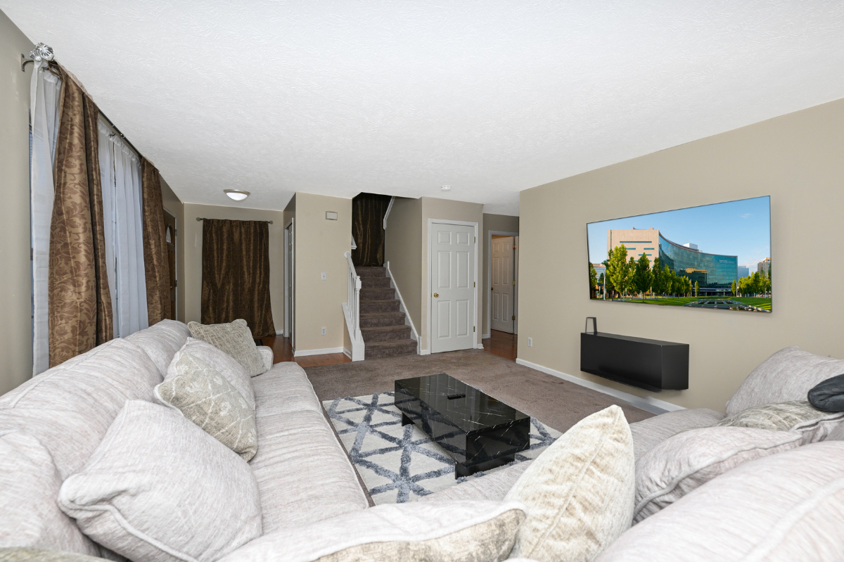 Charming 3 Bedroom with 2.5 Bathroom - Photo 3