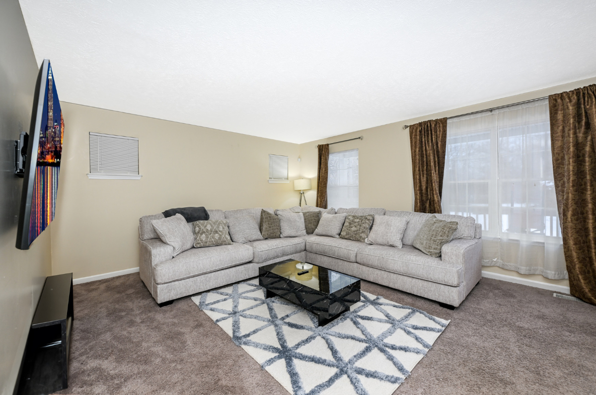 Charming 3 Bedroom with 2.5 Bathroom - Photo 4