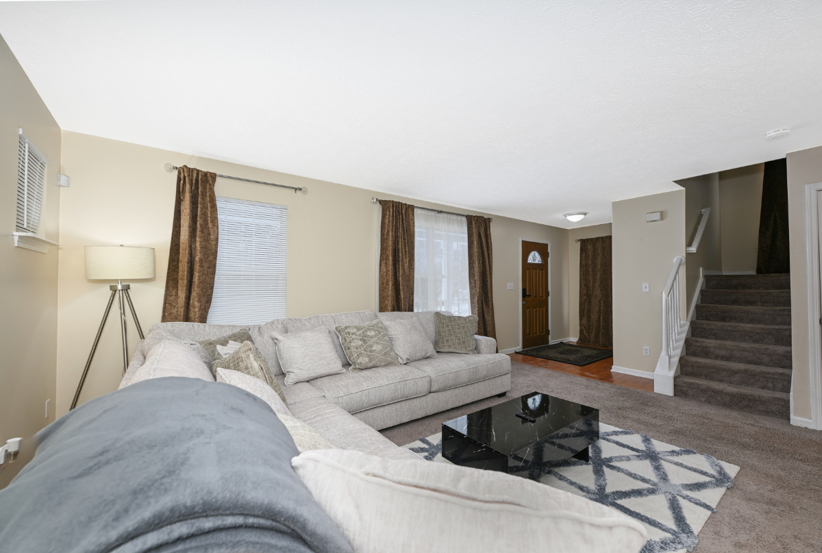 Charming 3 Bedroom with 2.5 Bathroom - Photo 5
