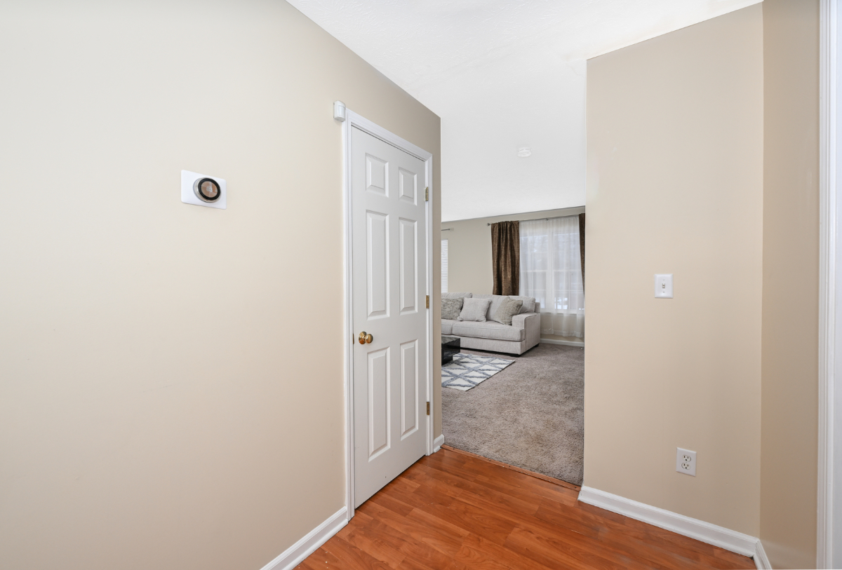 Charming 3 Bedroom with 2.5 Bathroom - Photo 6
