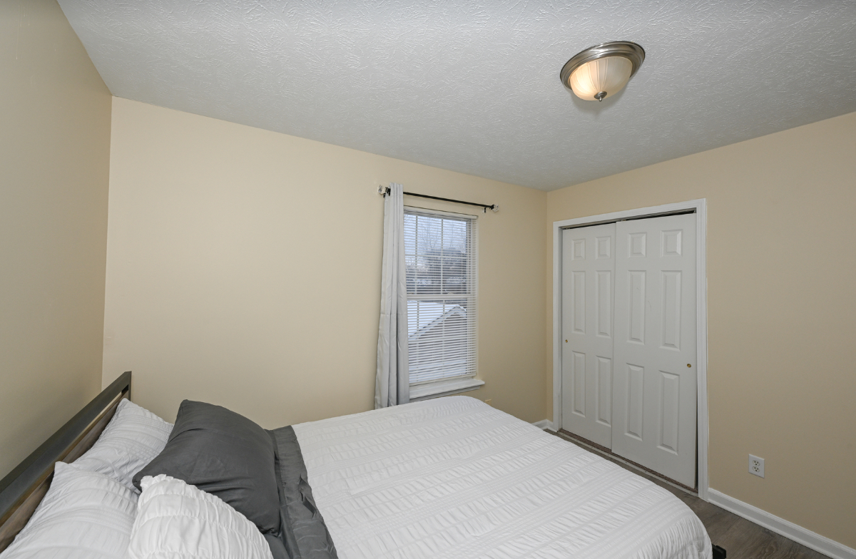 Charming 3 Bedroom with 2.5 Bathroom - Photo 7