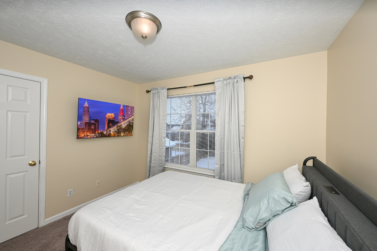 Charming 3 Bedroom with 2.5 Bathroom - Photo 8