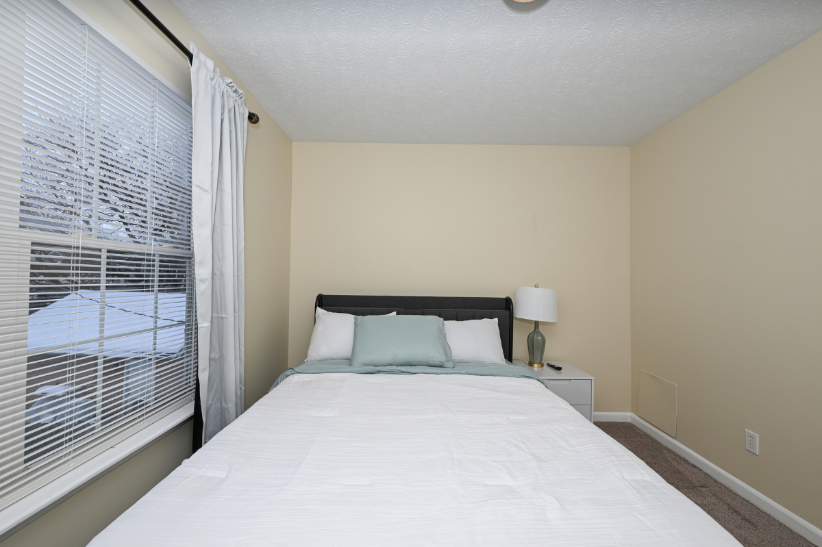 Charming 3 Bedroom with 2.5 Bathroom - Photo 9