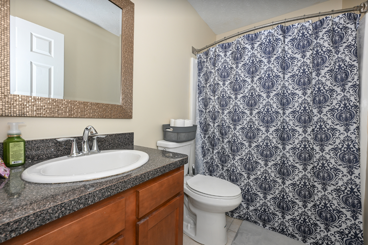 Charming 3 Bedroom with 2.5 Bathroom - Photo 10