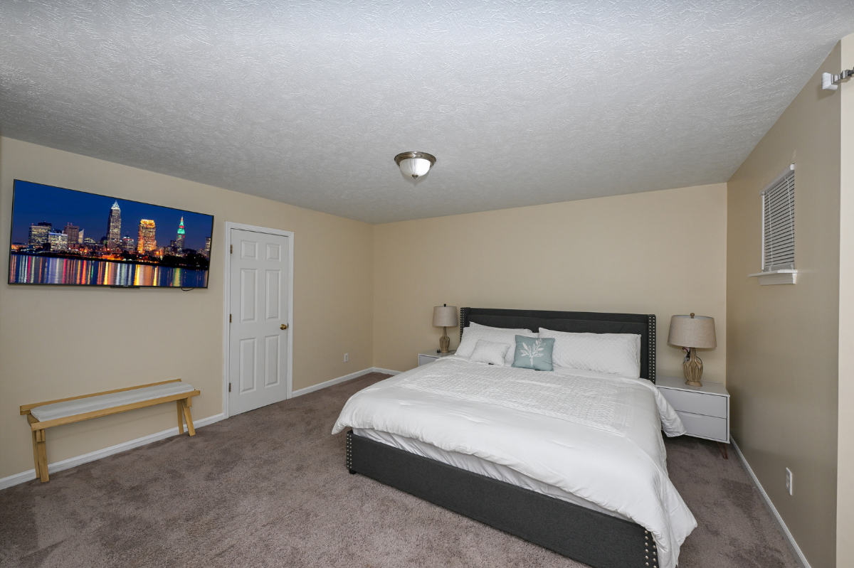 Charming 3 Bedroom with 2.5 Bathroom - Photo 11