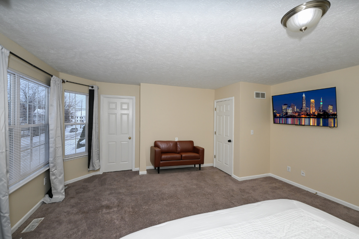 Charming 3 Bedroom with 2.5 Bathroom - Photo 12