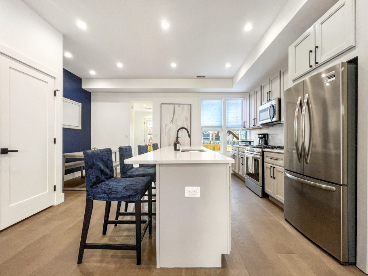 Room in Stylish Home Walking distance to Medstar - Photo 4