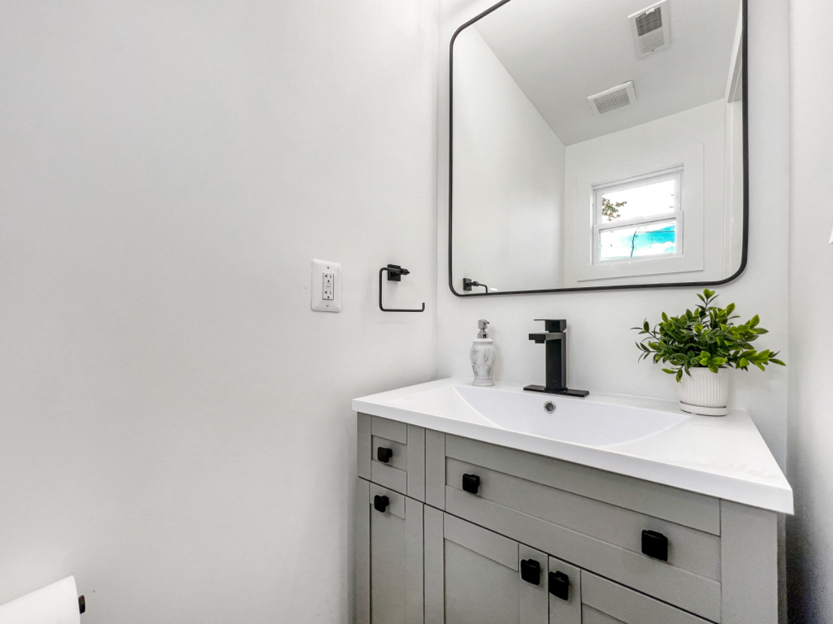 Room in Stylish Home Walking distance to Medstar - Photo 8