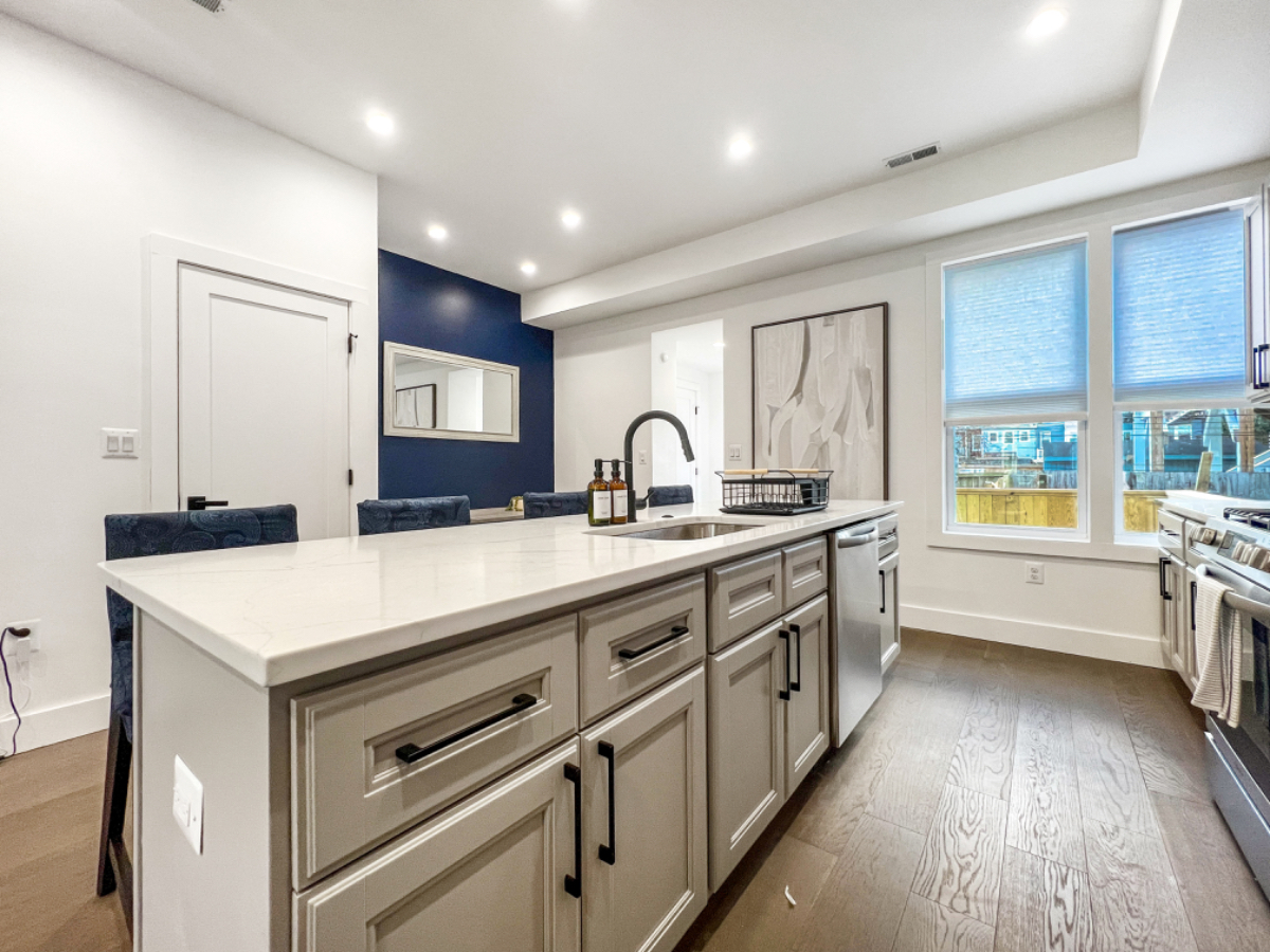 Room in Stylish Home Walking distance to Medstar - Photo 6