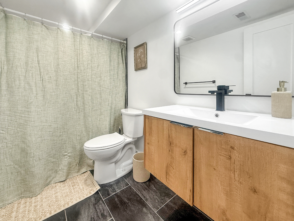 Room in Stylish Home Walking distance to Medstar - Photo 4