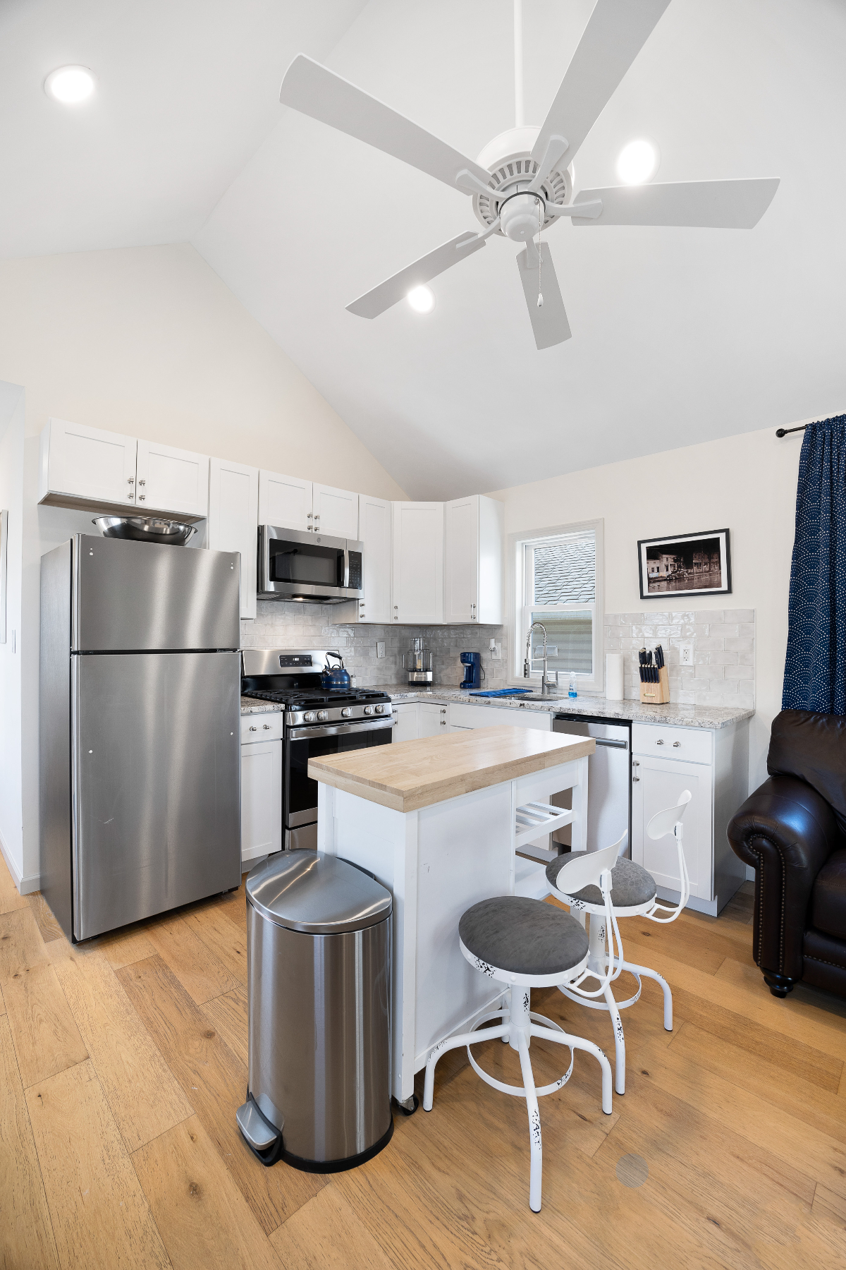 Dog Friendly Single Family House w yard - Photo 8