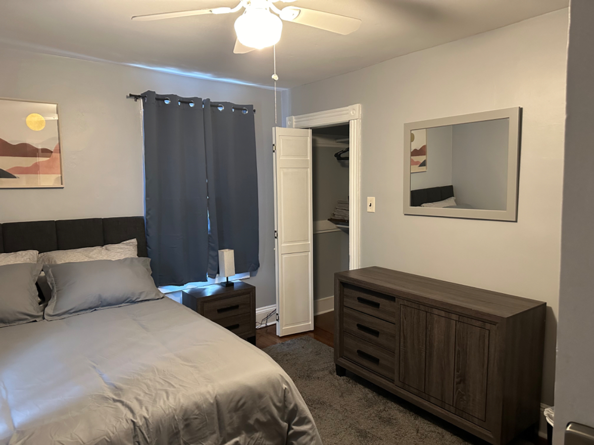 Large cozy Rm3 w/TV & 2 closets - walk to RWJ