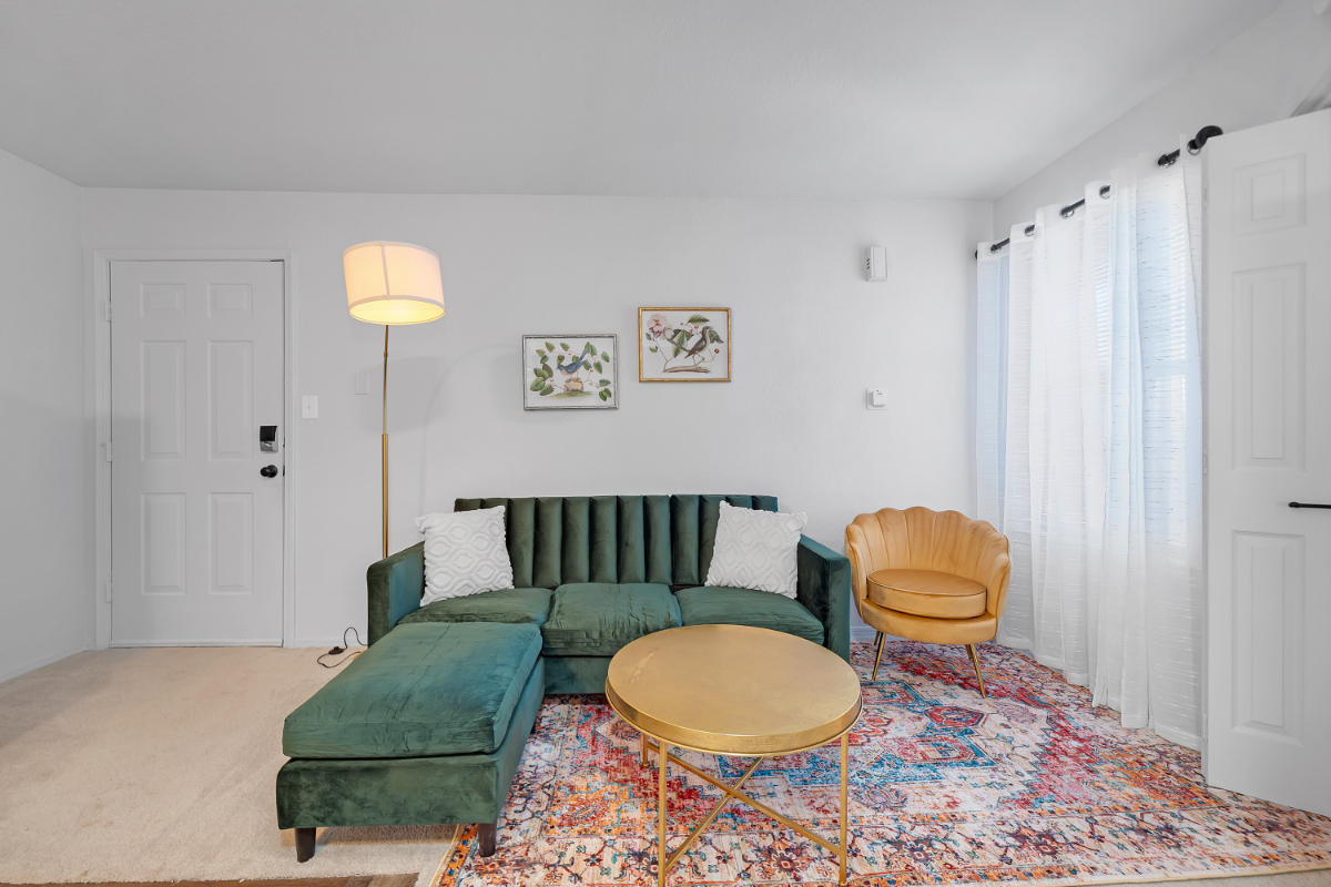 Pet-Friendly Fully Furnished Unit - GREAT Location