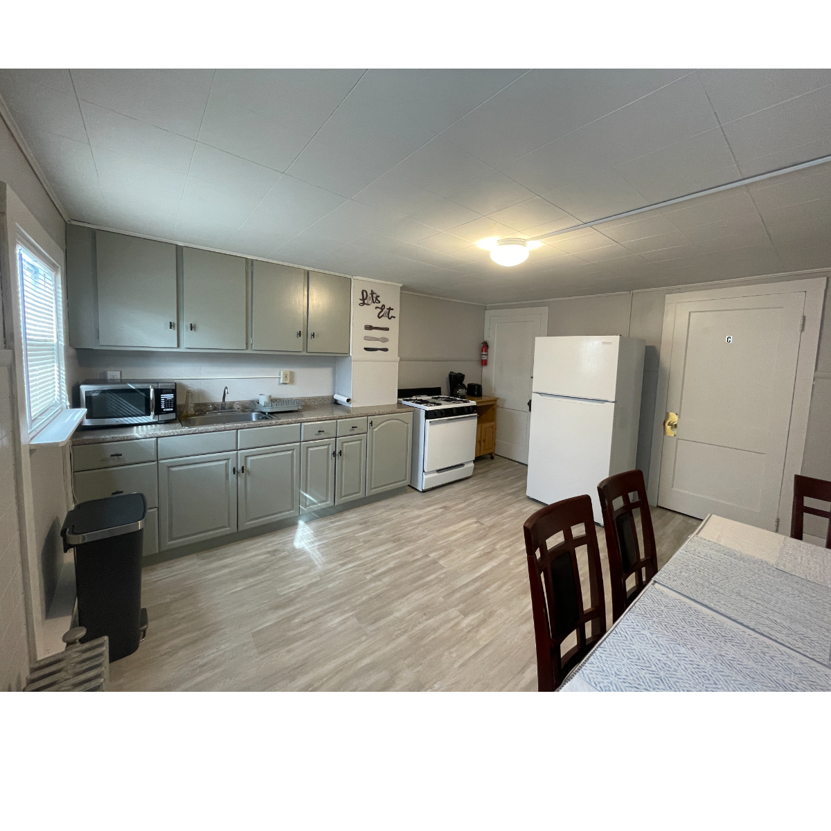 Beautiful & Spacious 3-BR Apt - Rented by Room - Photo 8