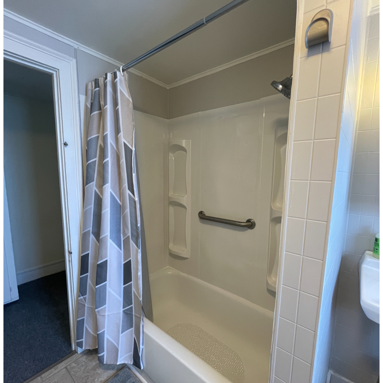 Beautiful & Spacious 3-BR Apt - Rented by Room - Photo 11