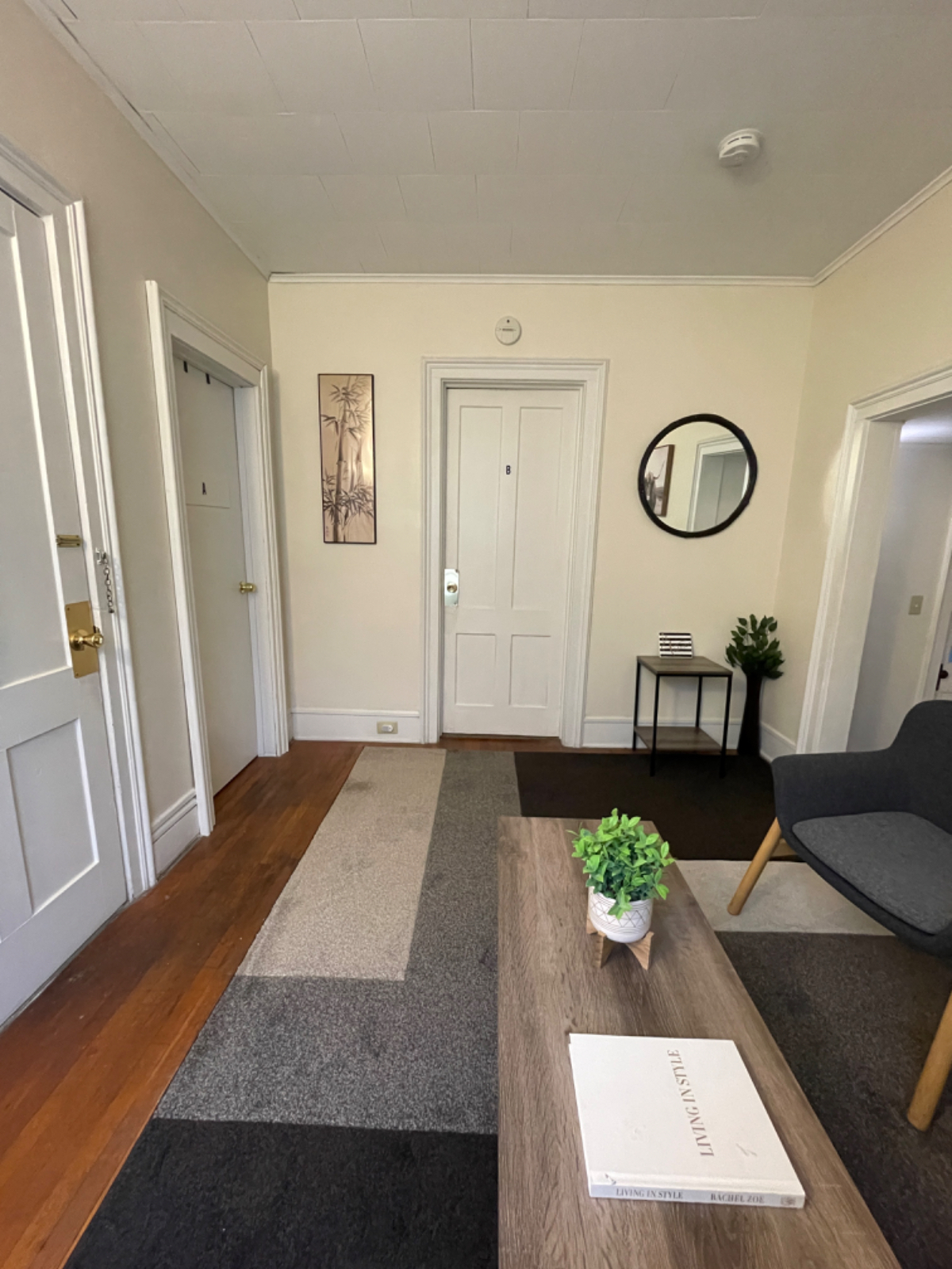 Beautiful & Spacious 3-BR Apt - Rented by Room - Photo 2