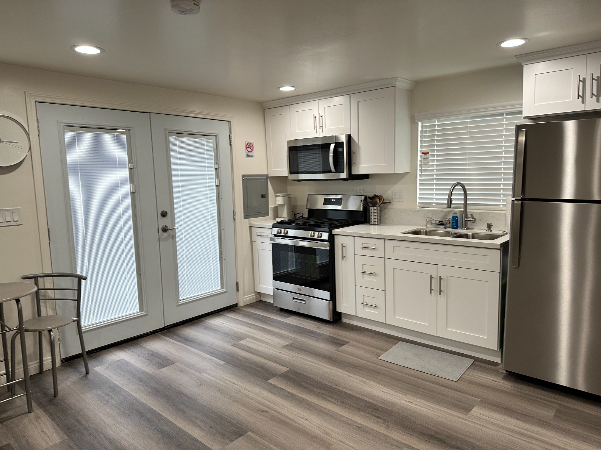 Newly remodeled Studio Apartment with W/D - Photo 2